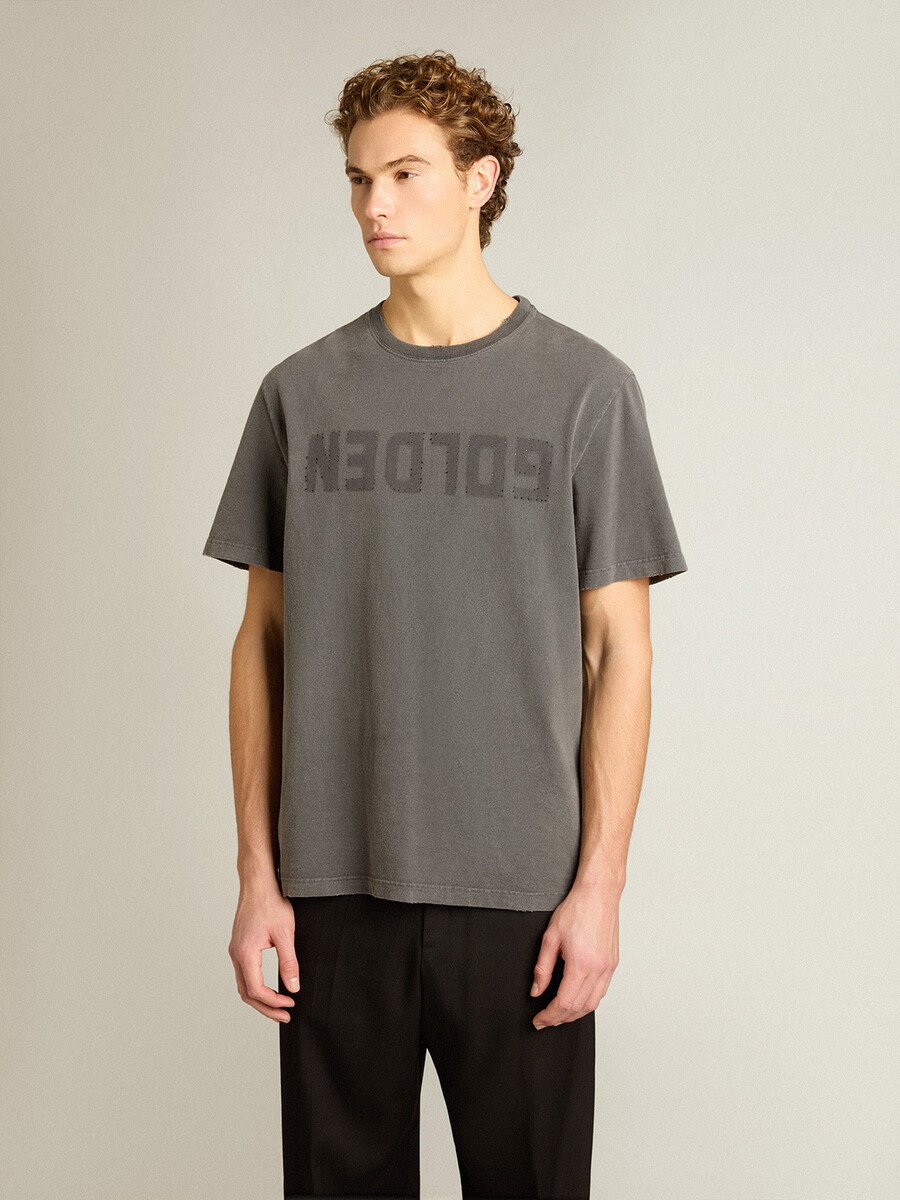 antracietgrijs heren t-shirt met een verwassen look.