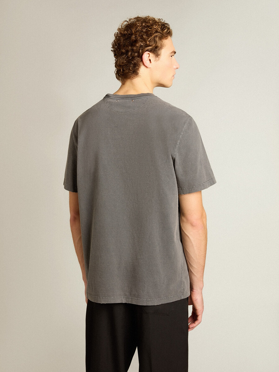 antracietgrijs heren t-shirt met een verwassen look.