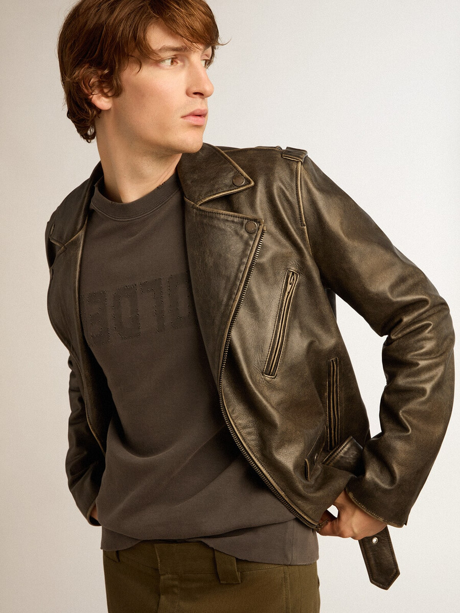 grijze herensweatshirt met logo en een verwassen look.