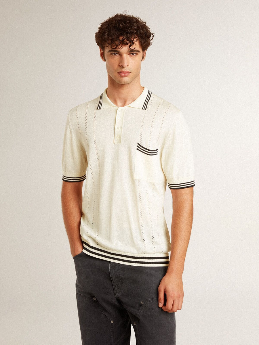 gebreid poloshirt voor heren wit en licht versleten met blauwe ribbels.