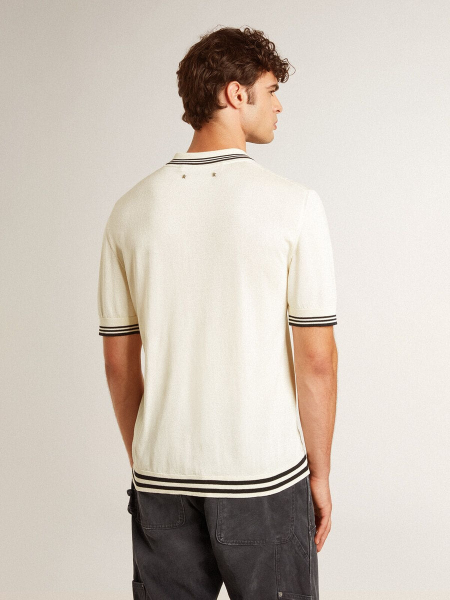 gebreid poloshirt voor heren wit en licht versleten met blauwe ribbels.