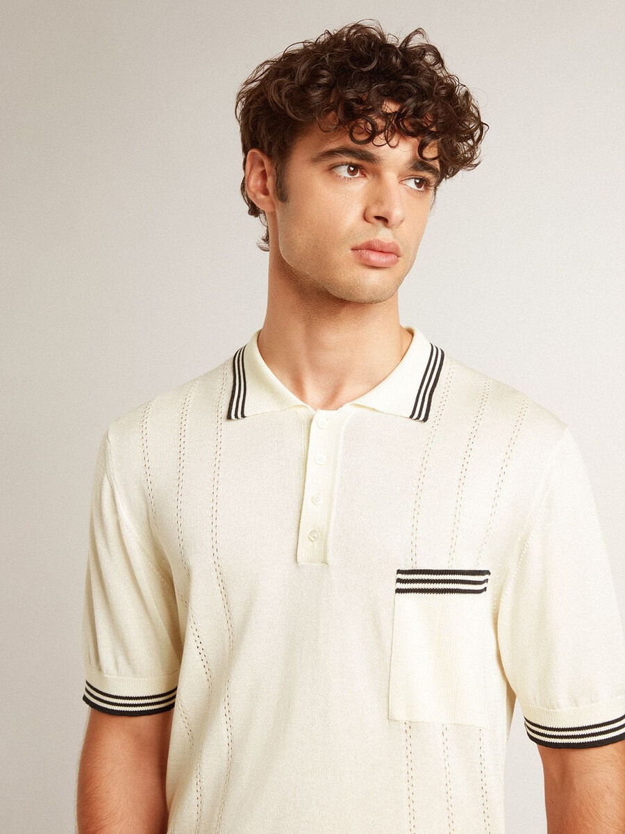 gebreid poloshirt voor heren wit en licht versleten met blauwe ribbels.