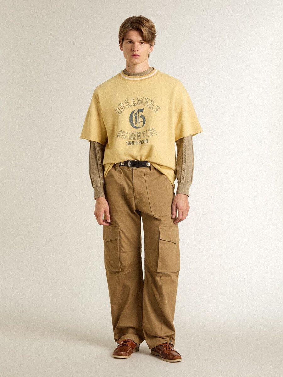 oversized geel katoenen t-shirt voor heren met blauwe print.