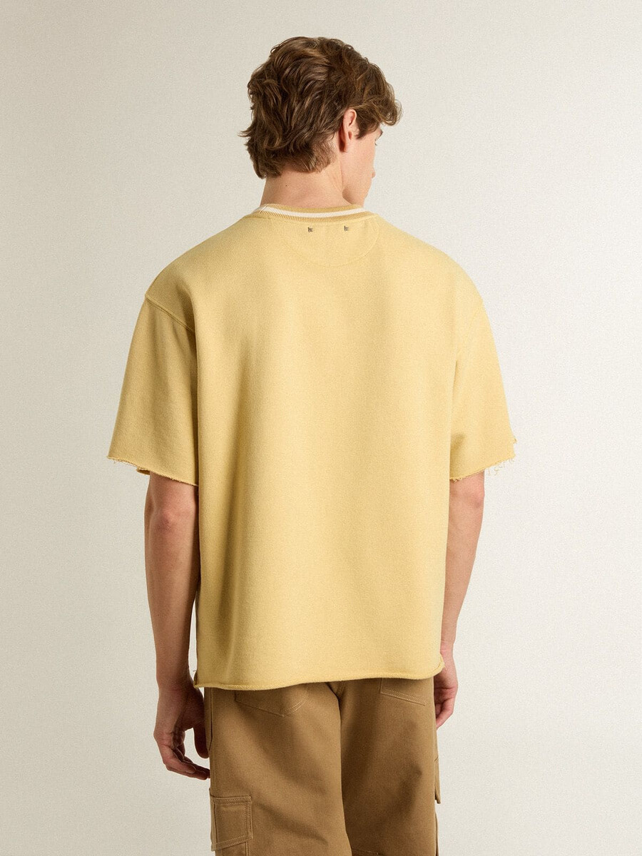oversized geel katoenen t-shirt voor heren met blauwe print.