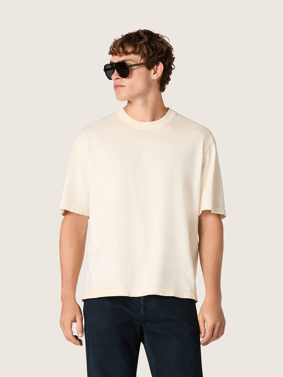 unisex katoenen t-shirt met sterrenprint in vintage wit met zwarte opdruk op de achterkant.