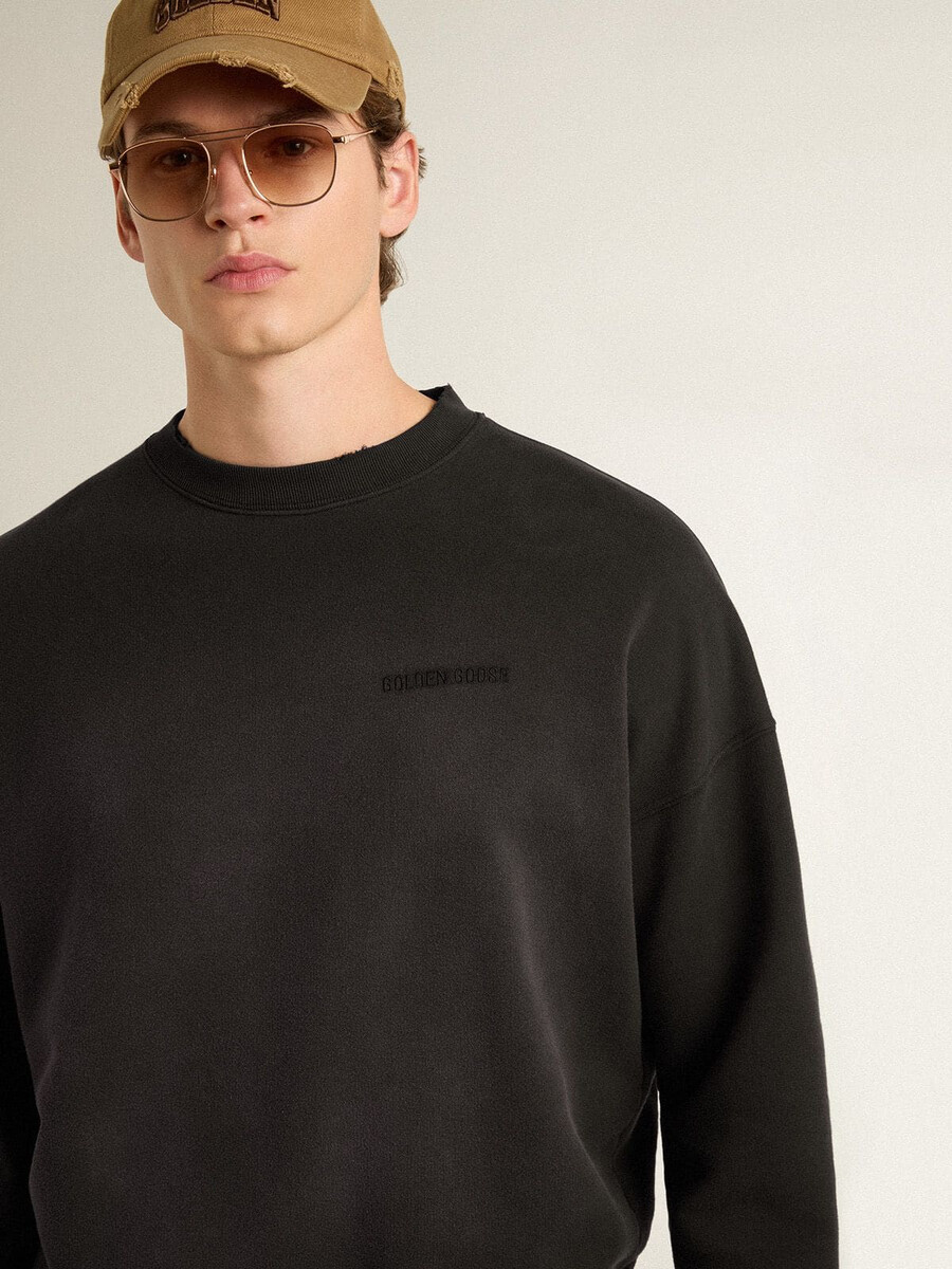 unisex sweatshirt van verwassen zwart katoen met logo-borduurwerk.