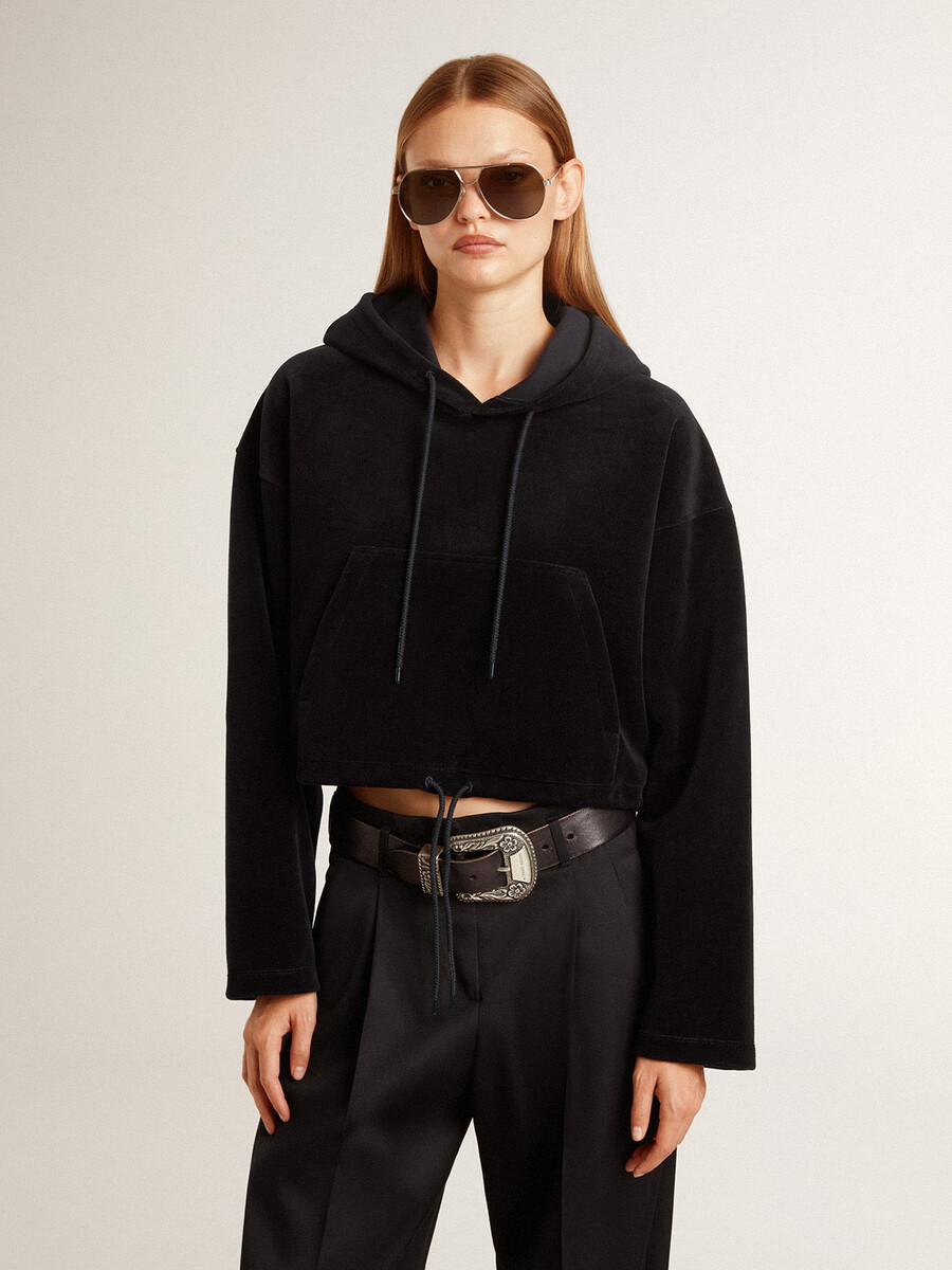 dames sweatshirt van zwarte chenille met borduurwerk op de achterkant.