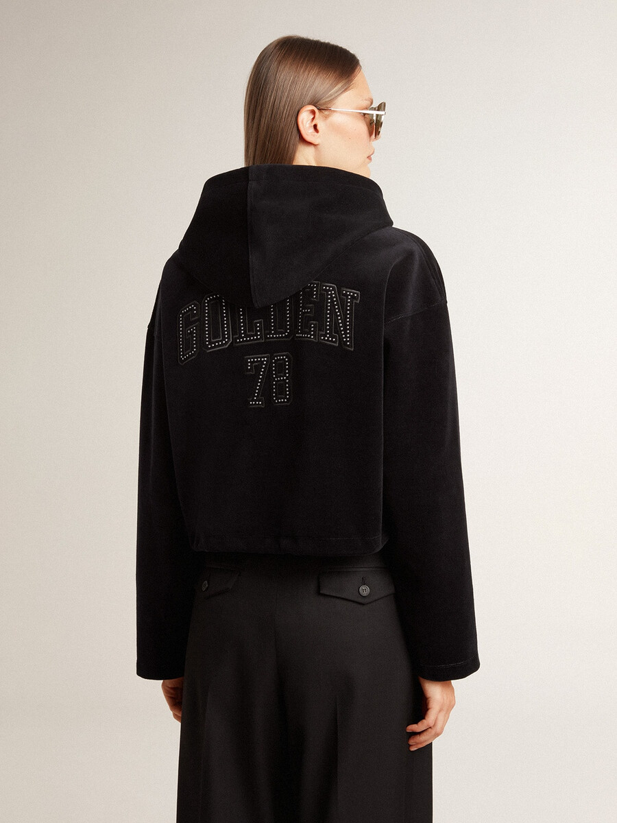 dames sweatshirt van zwarte chenille met borduurwerk op de achterkant.