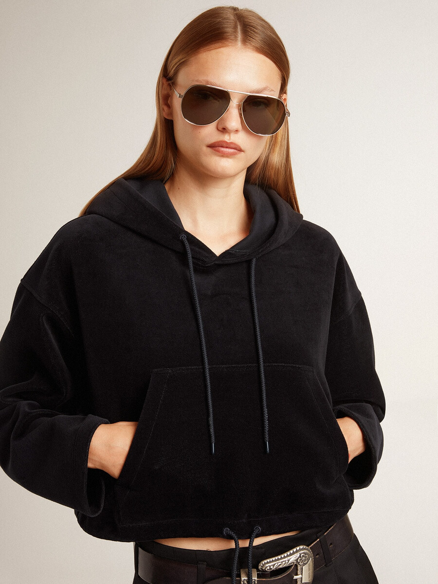 dames sweatshirt van zwarte chenille met borduurwerk op de achterkant.