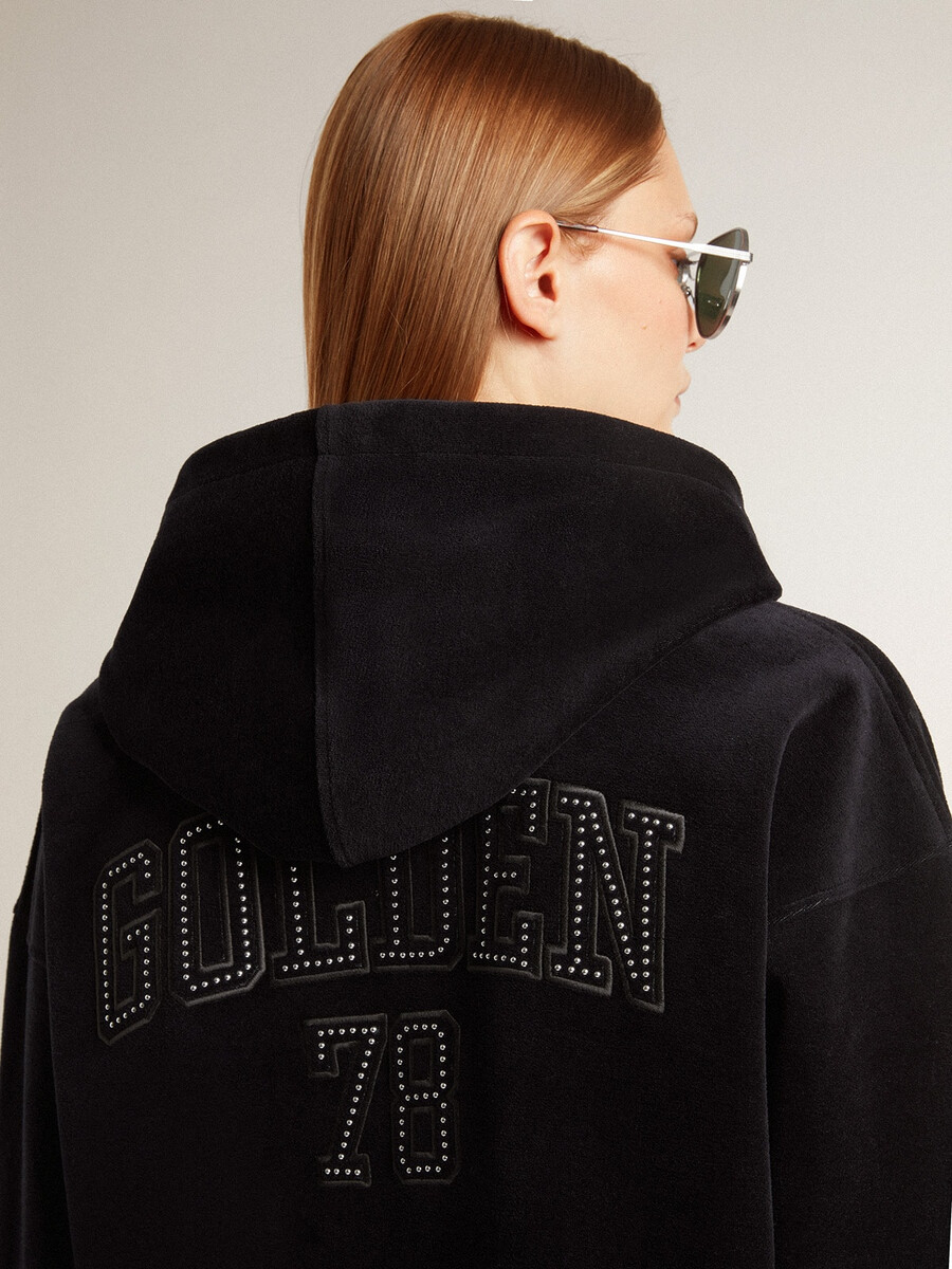 dames sweatshirt van zwarte chenille met borduurwerk op de achterkant.