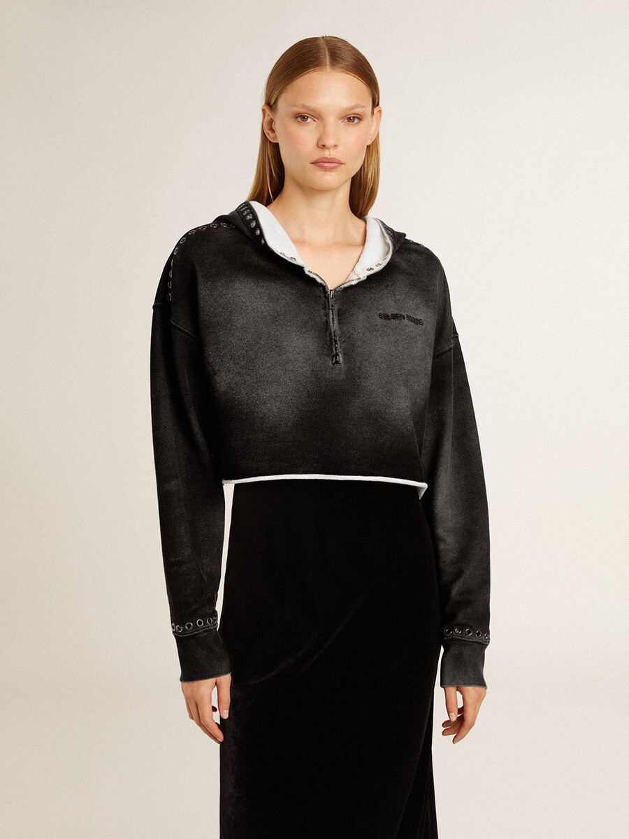 grijze cropped sweater met een gedragen look.