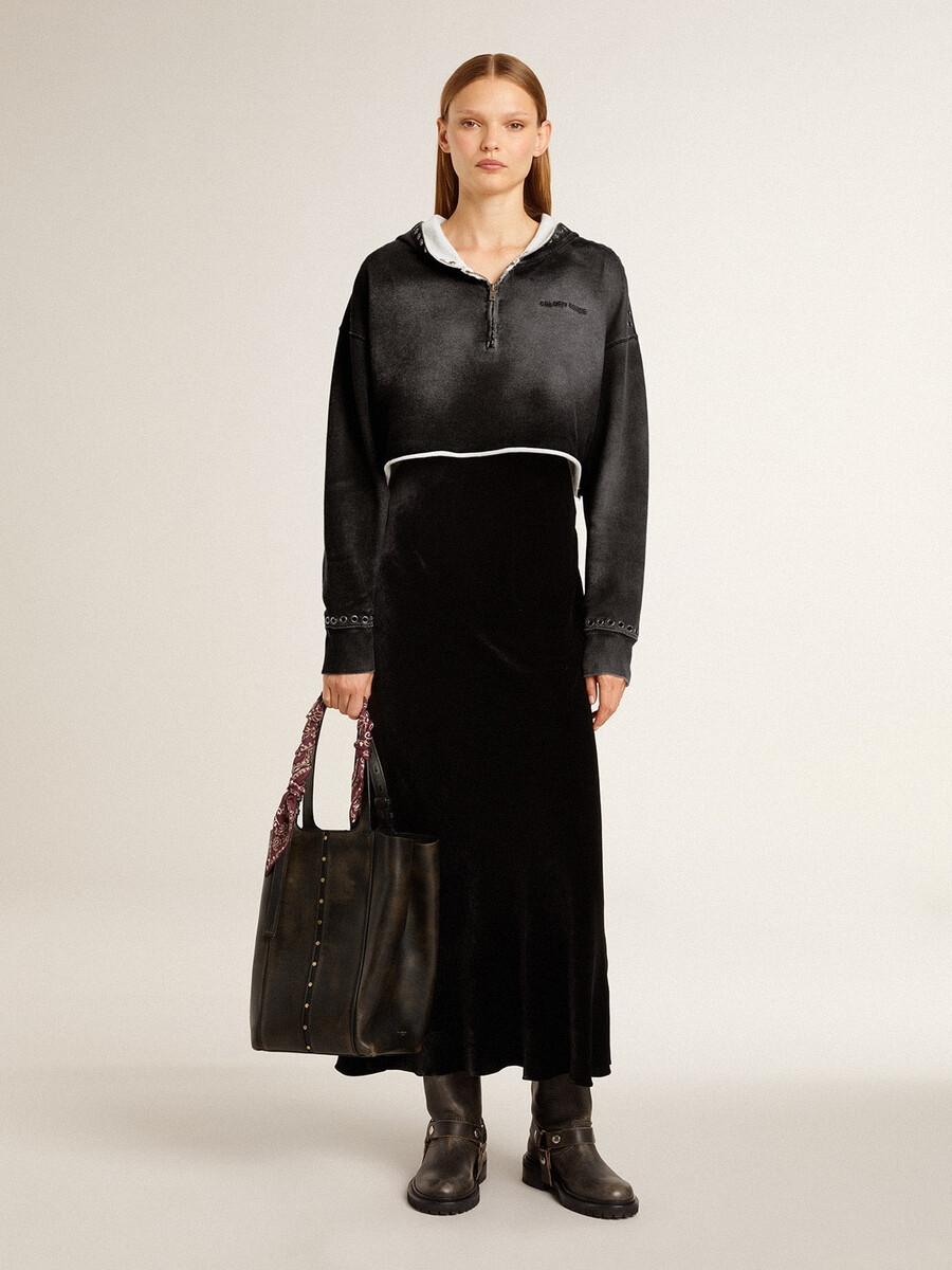 grijze cropped sweater met een gedragen look.