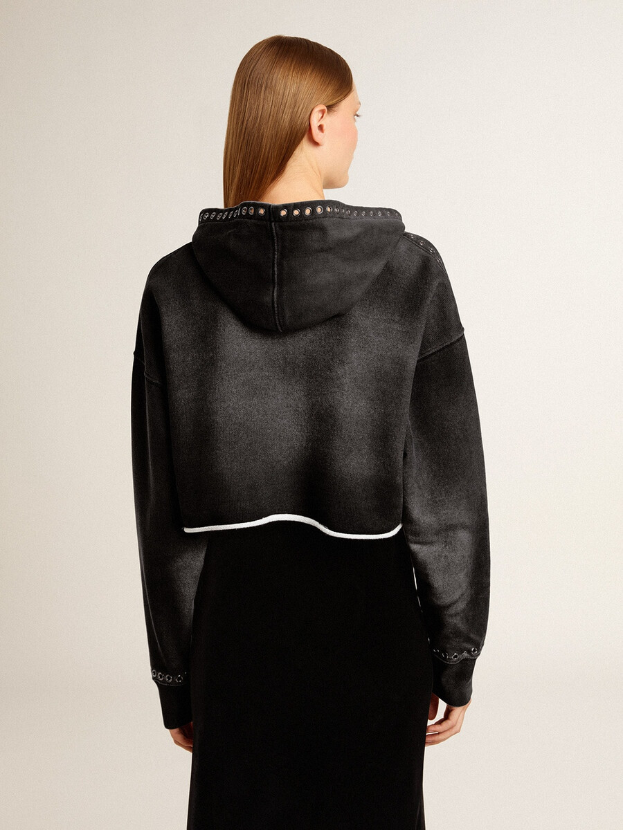 grijze cropped sweater met een gedragen look.