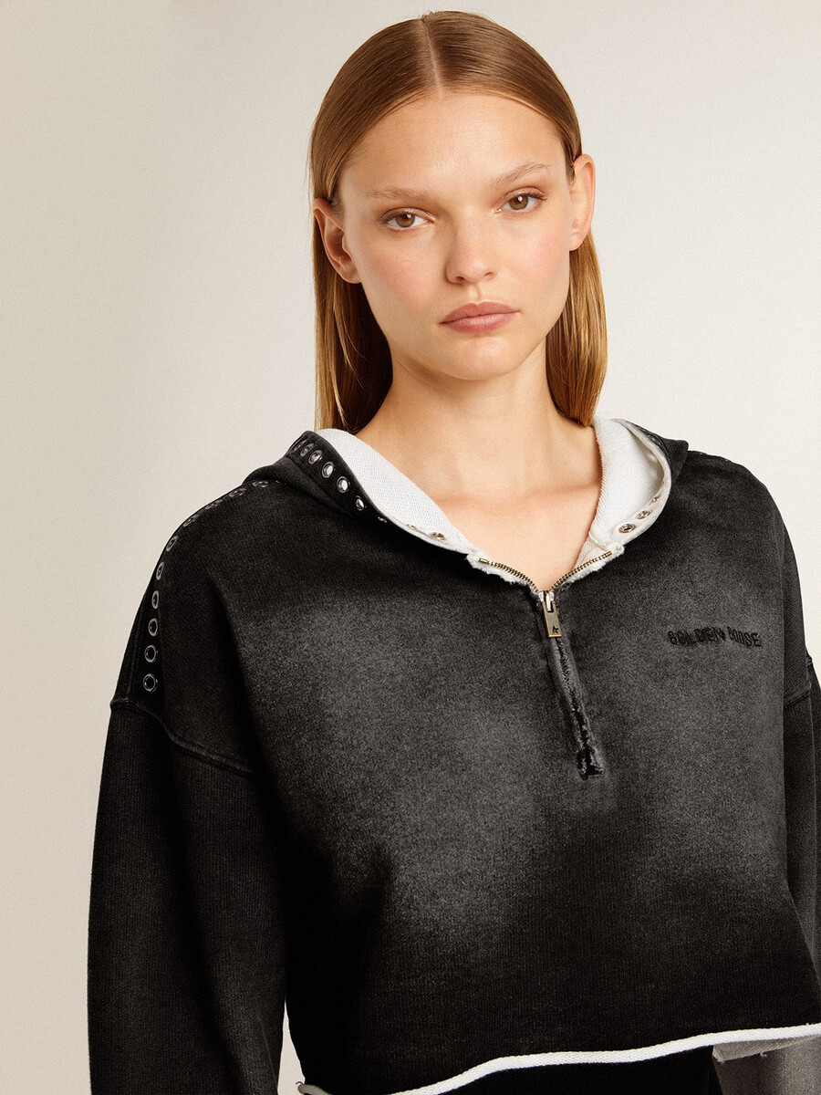 grijze cropped sweater met een gedragen look.