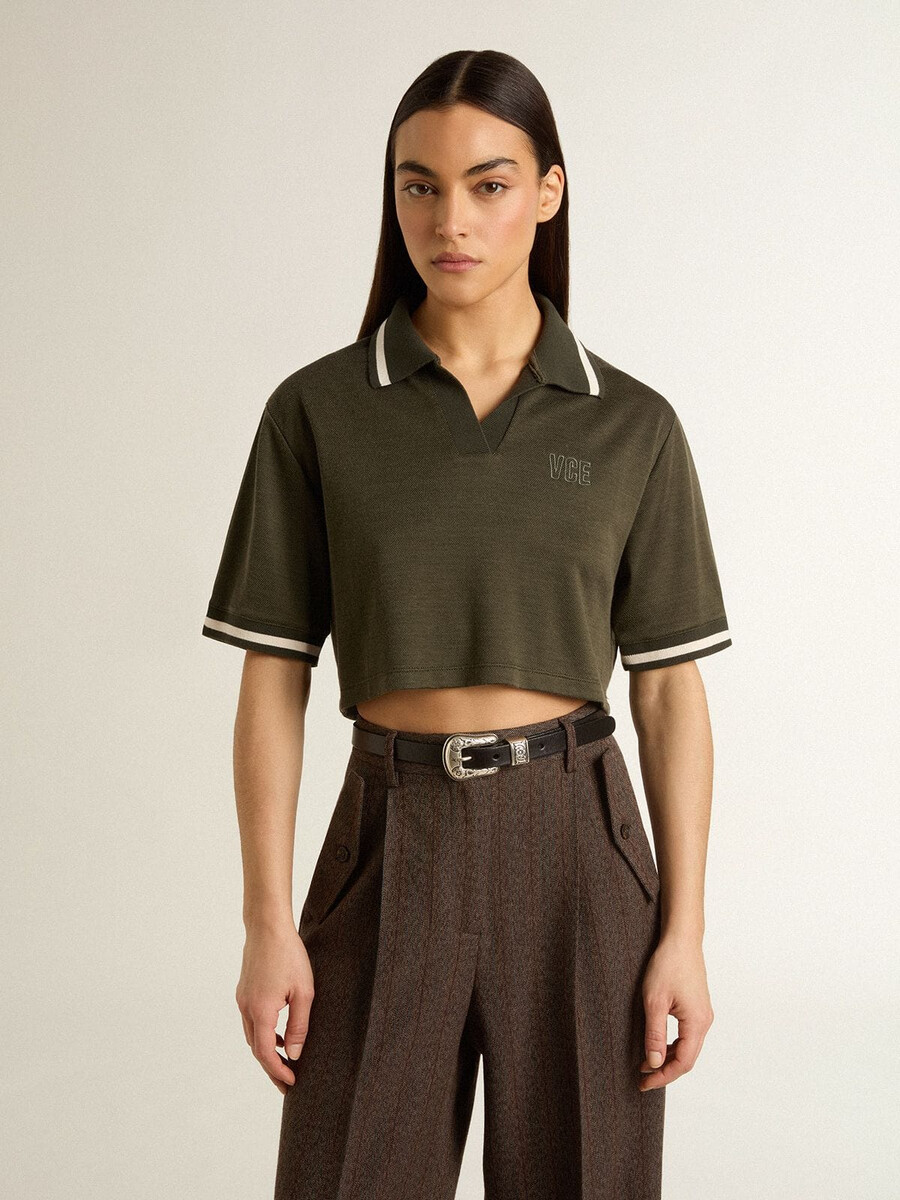 korte polo voor dames in legergroene jersey met borduurwerk