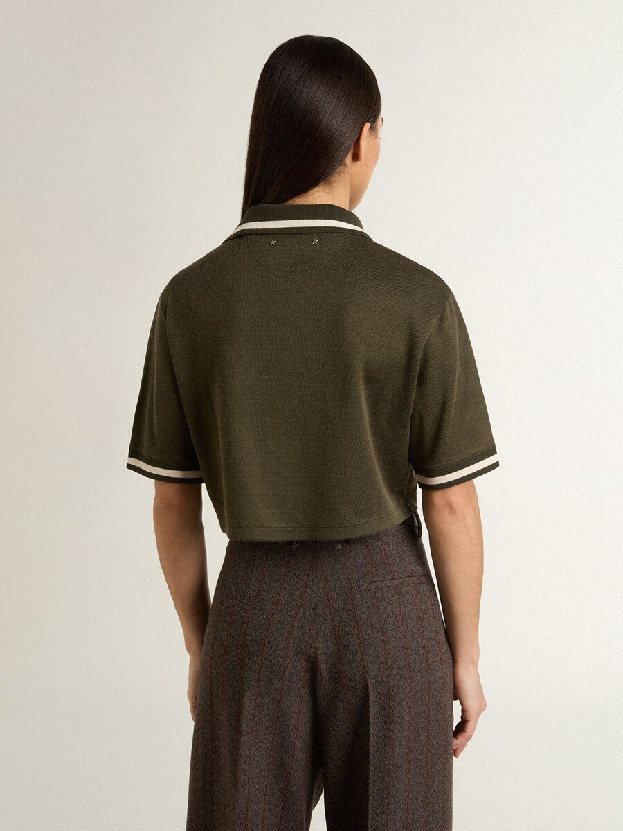 korte polo voor dames in legergroene jersey met borduurwerk