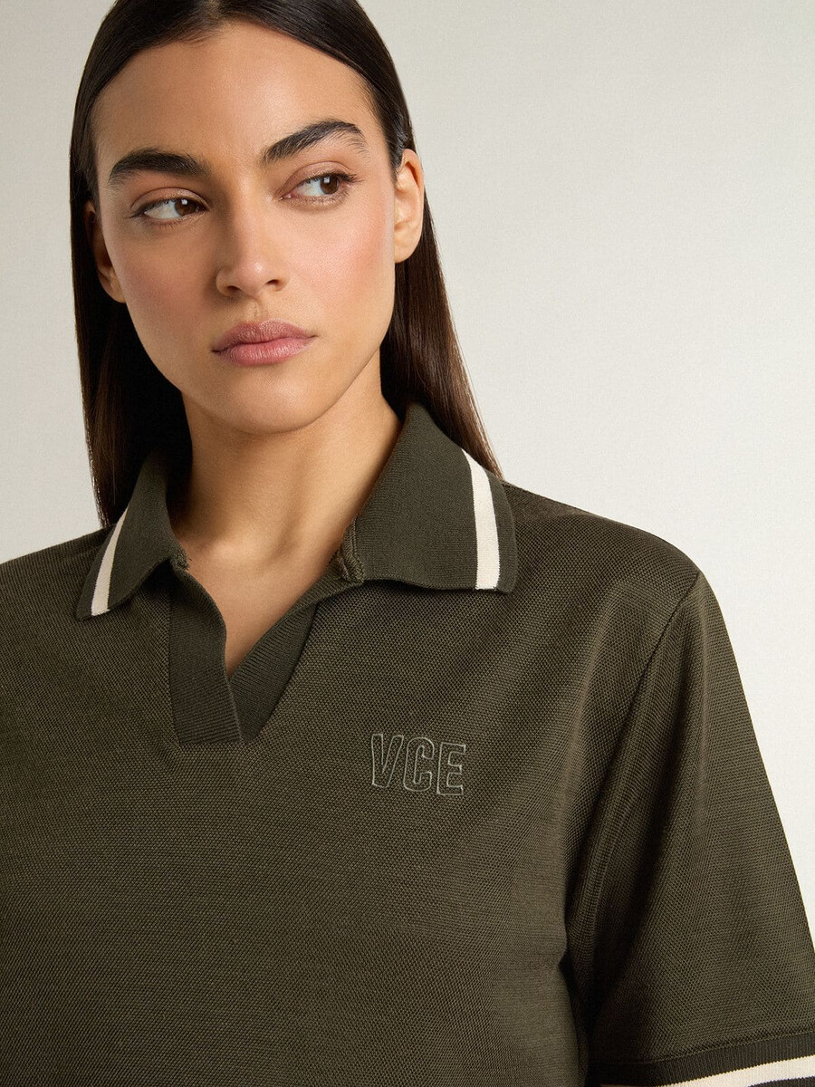 korte polo voor dames in legergroene jersey met borduurwerk
