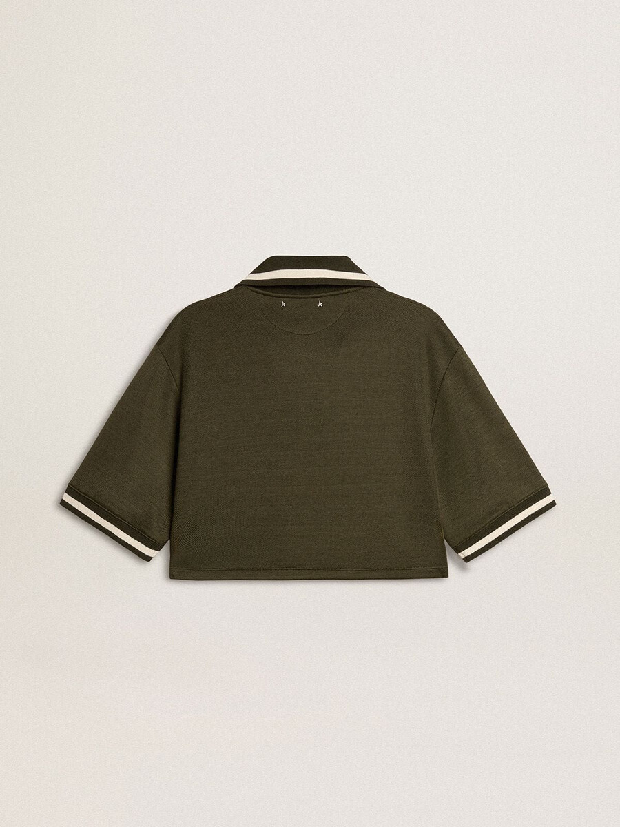korte polo voor dames in legergroene jersey met borduurwerk