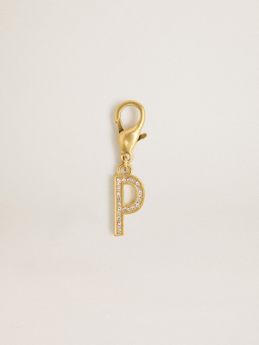 bedeltje met de letter p in goudkleurig messing met kristallen.