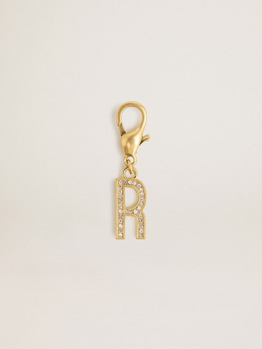 bedeltje met de letter r in goudkleurig messing met kristallen.