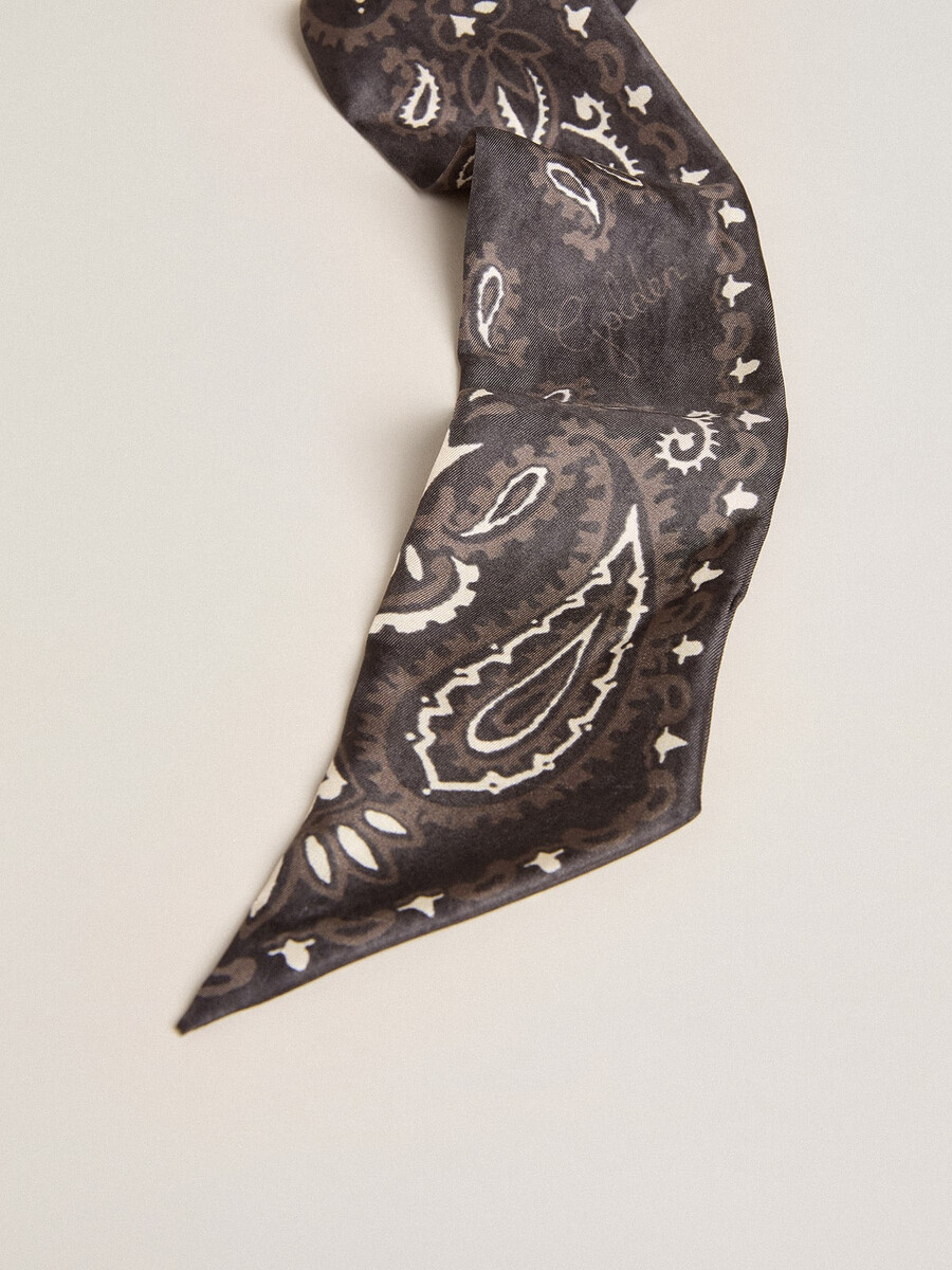 lint van zwarte zijden keperstof met paisley-patroon