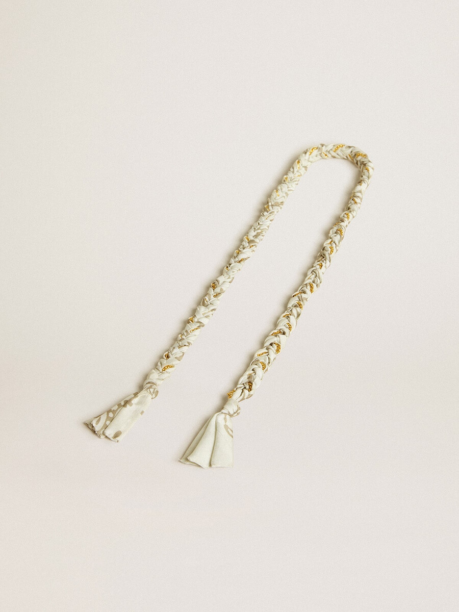 boterkleurige gevlochten stoffen hanger met messing ketting
