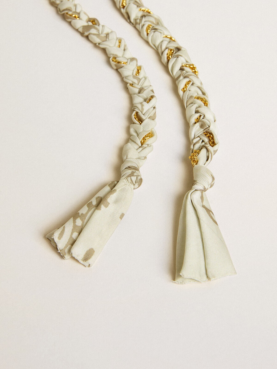 boterkleurige gevlochten stoffen hanger met messing ketting
