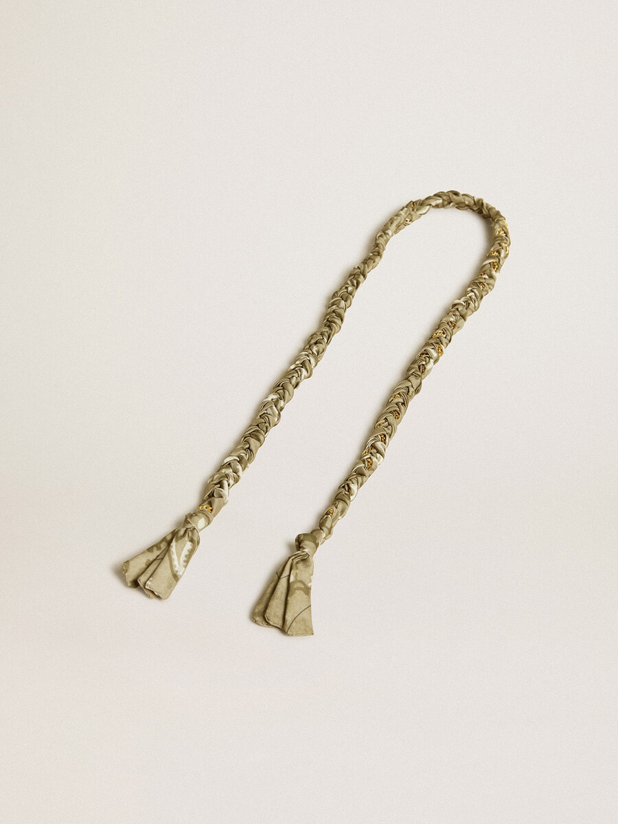 duifgrijs gevlochten stoffen bedeltje met messing ketting