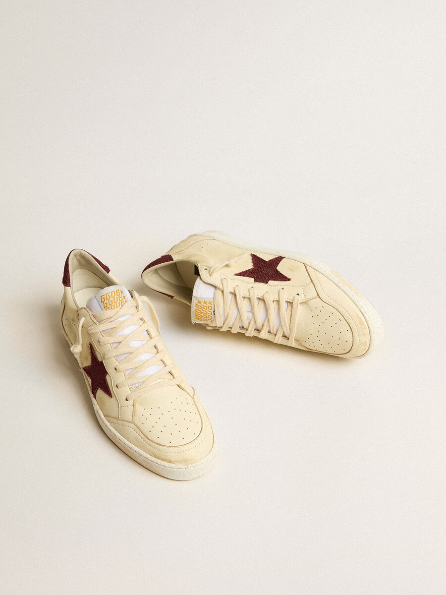 heren ball star in beige nappaleer met bordeauxrode mesh ster en hielstuk.