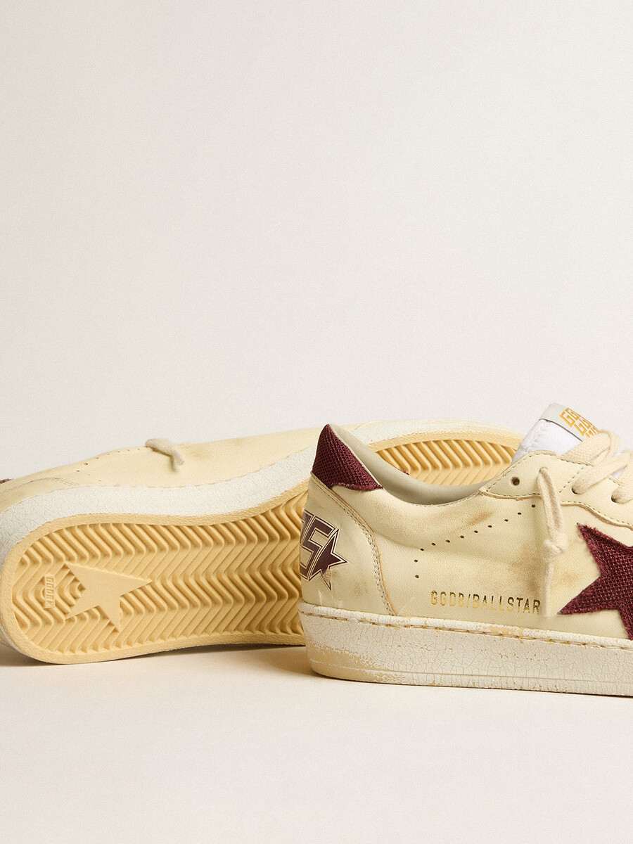 heren ball star in beige nappaleer met bordeauxrode mesh ster en hielstuk.