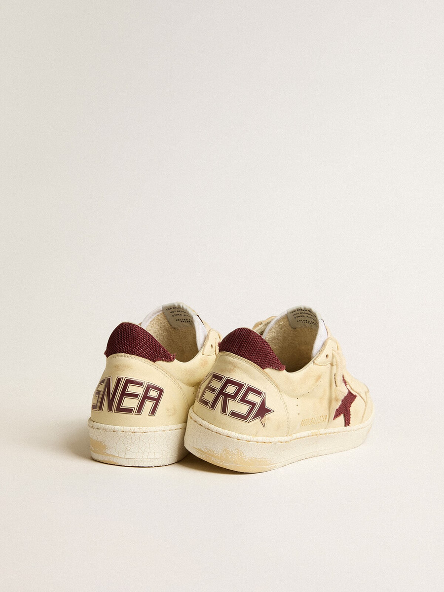 heren ball star in beige nappaleer met bordeauxrode mesh ster en hielstuk.