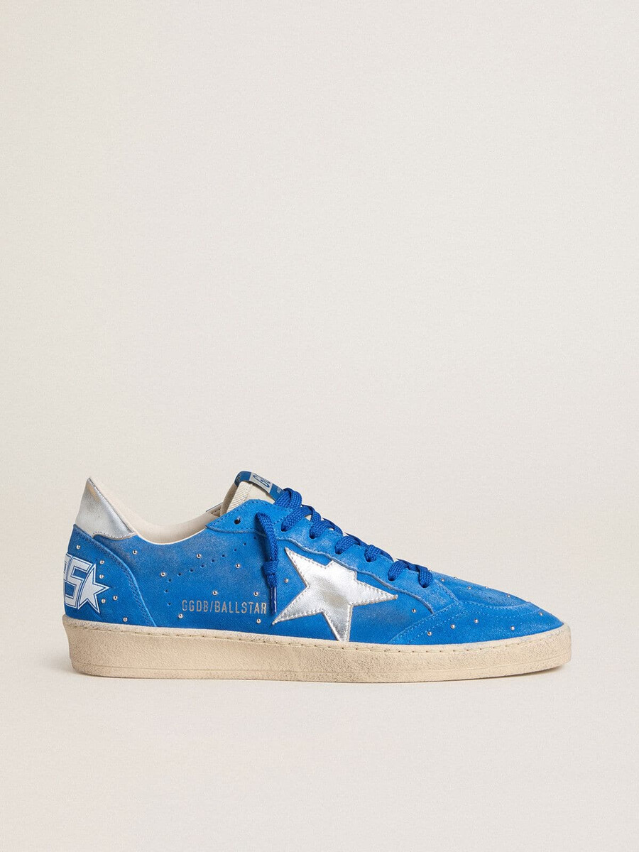 heren ball star in lichtblauw suède met studs en een zilverkleurige metallic leren ster.