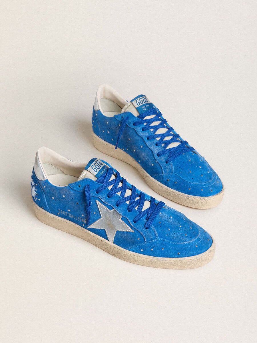 heren ball star in lichtblauw suède met studs en een zilverkleurige metallic leren ster.