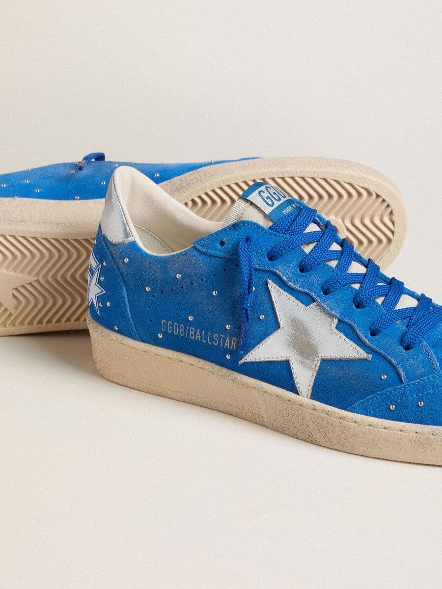 heren ball star in lichtblauw suède met studs en een zilverkleurige metallic leren ster.