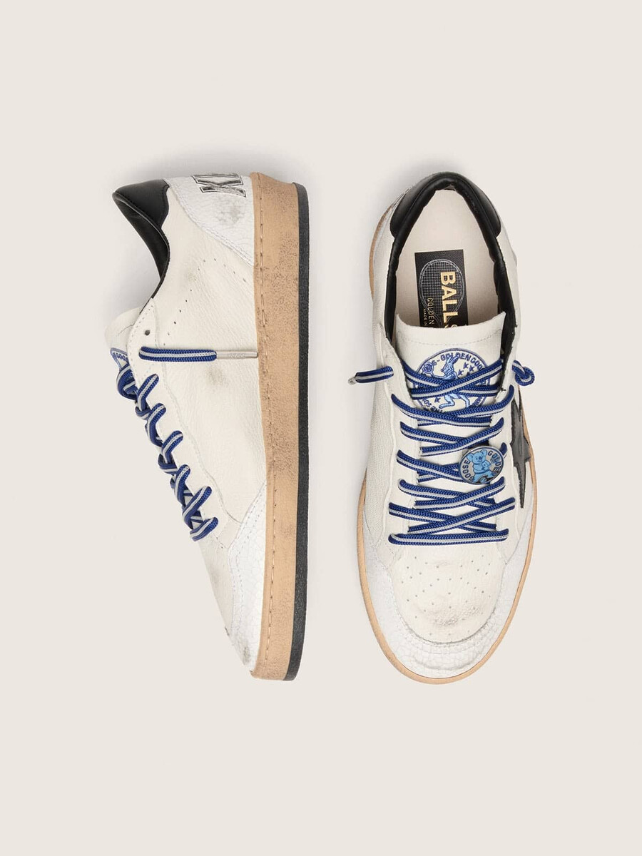 de ball star ltd herensneaker geïnspireerd op tennis is uitgevoerd in wit nappaleer met een zwarte leren ster en hielstuk.