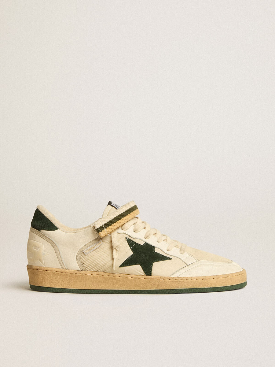 ball star van nylon en nappaleer met groene suède ster en hielstuk.