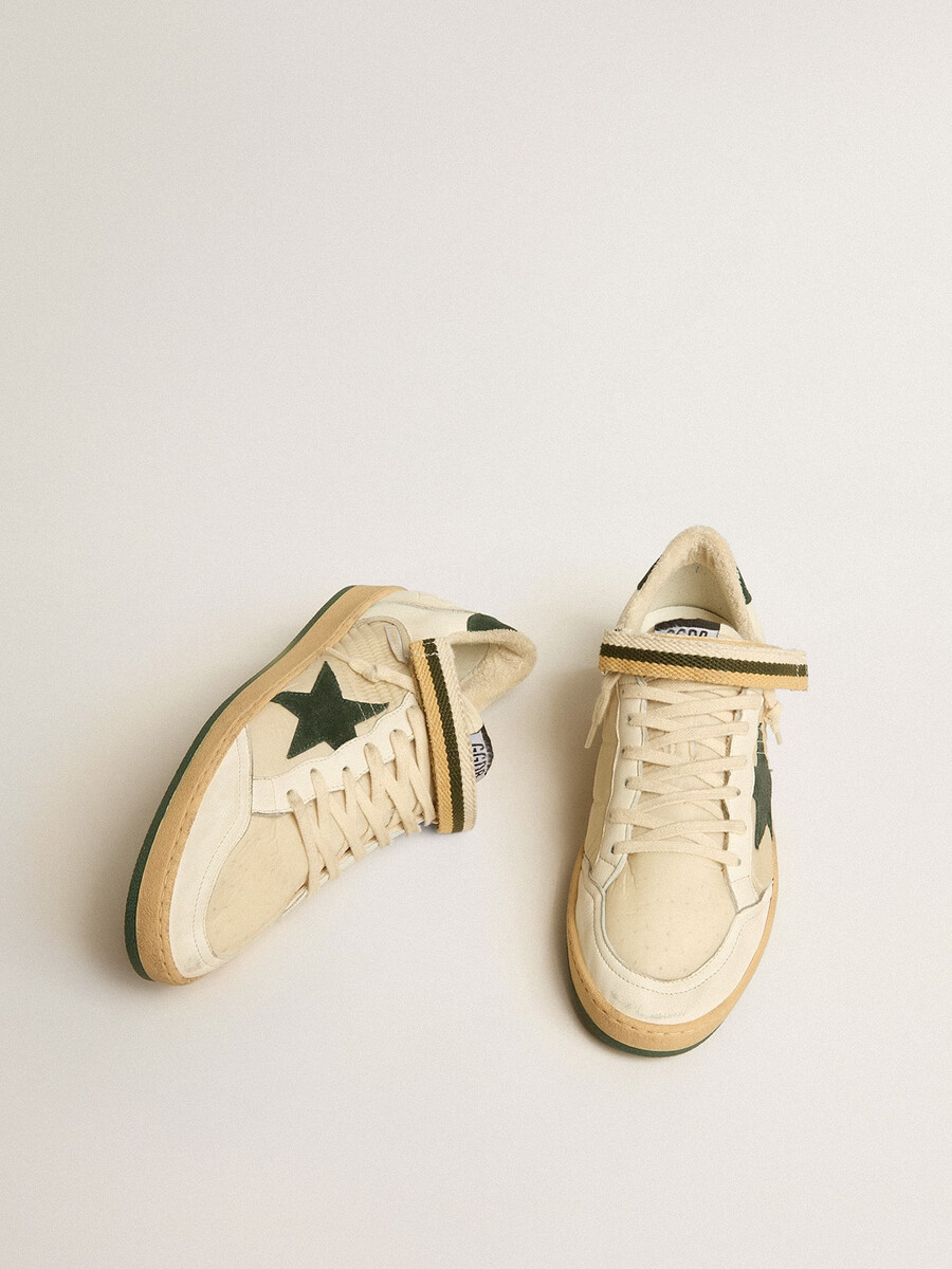 ball star van nylon en nappaleer met groene suède ster en hielstuk.