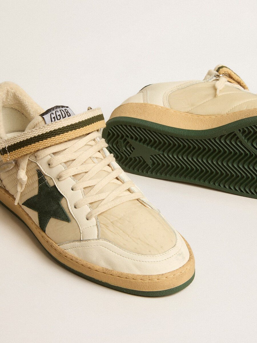 ball star van nylon en nappaleer met groene suède ster en hielstuk.