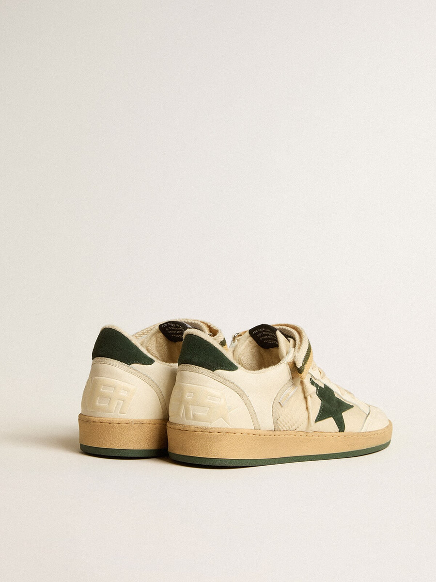 ball star van nylon en nappaleer met groene suède ster en hielstuk.