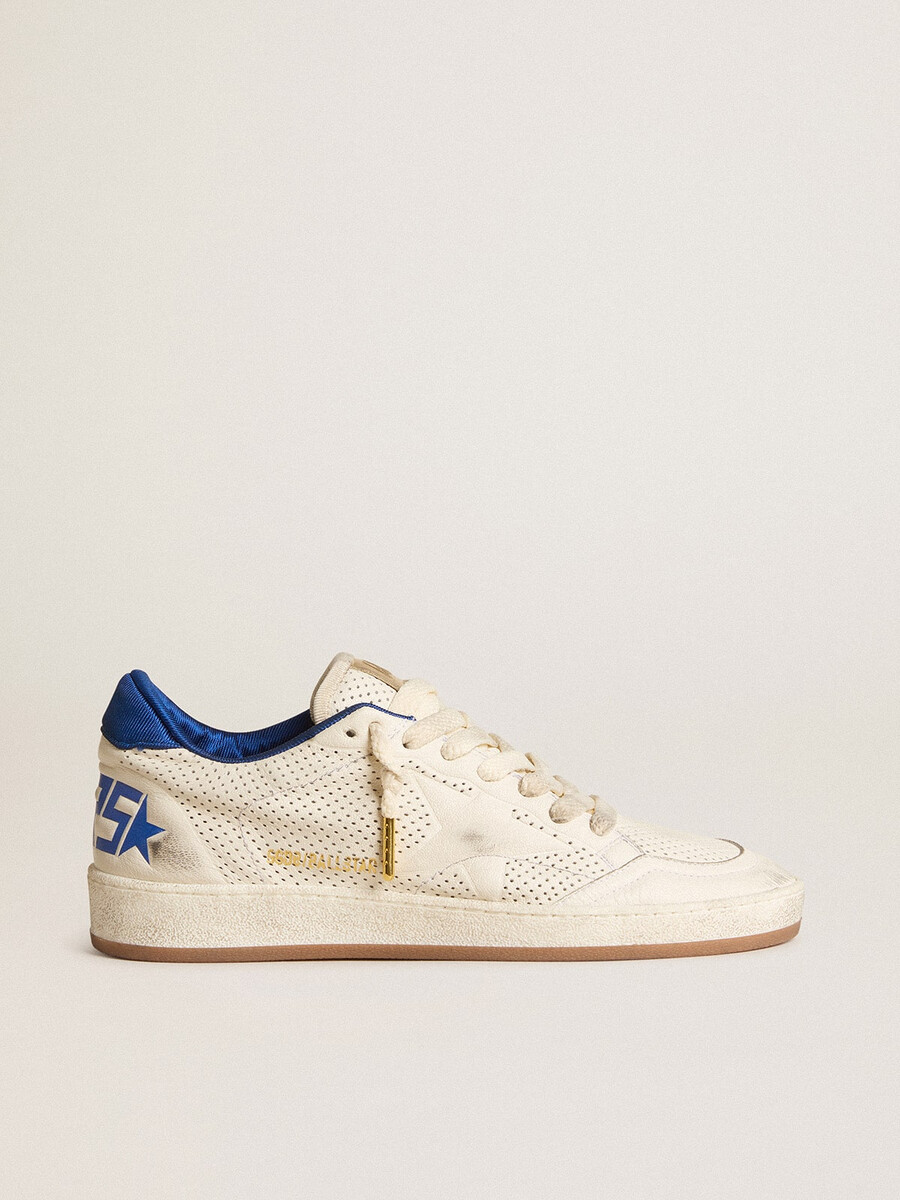 ball star van geperforeerd nappaleer met witte ster en blauwe nylon hielband.