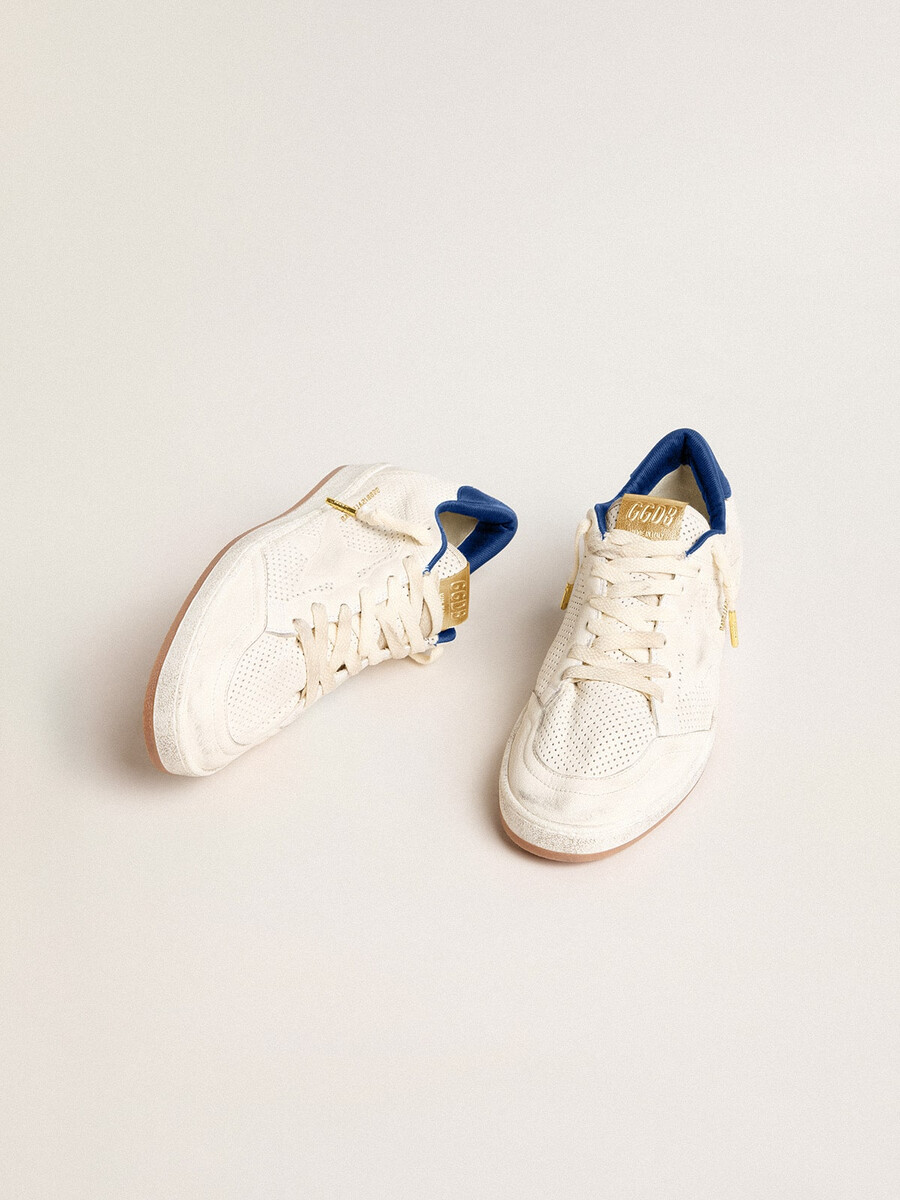 ball star van geperforeerd nappaleer met witte ster en blauwe nylon hielband.