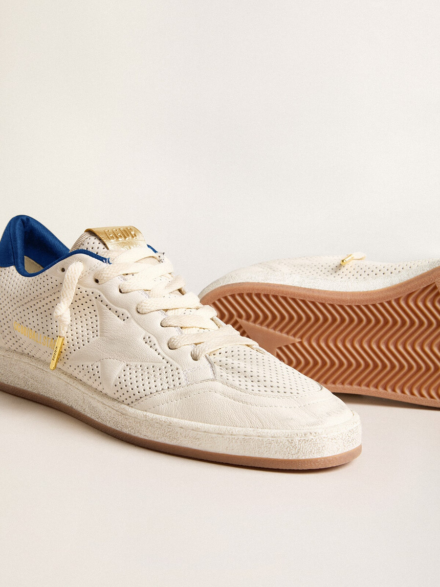 ball star van geperforeerd nappaleer met witte ster en blauwe nylon hielband.