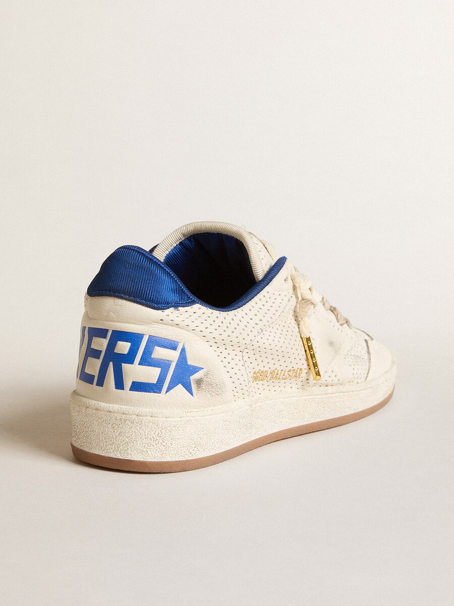 ball star van geperforeerd nappaleer met witte ster en blauwe nylon hielband.