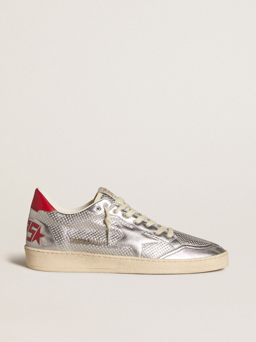ball star van biobased materiaal in metallic zilver met zilveren ster en rode hiel.