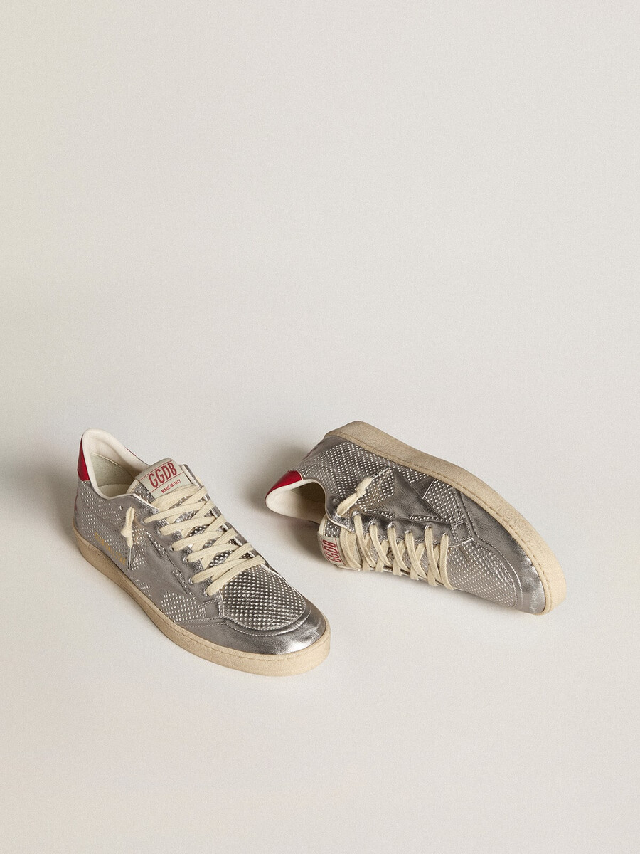 ball star van biobased materiaal in metallic zilver met zilveren ster en rode hiel.