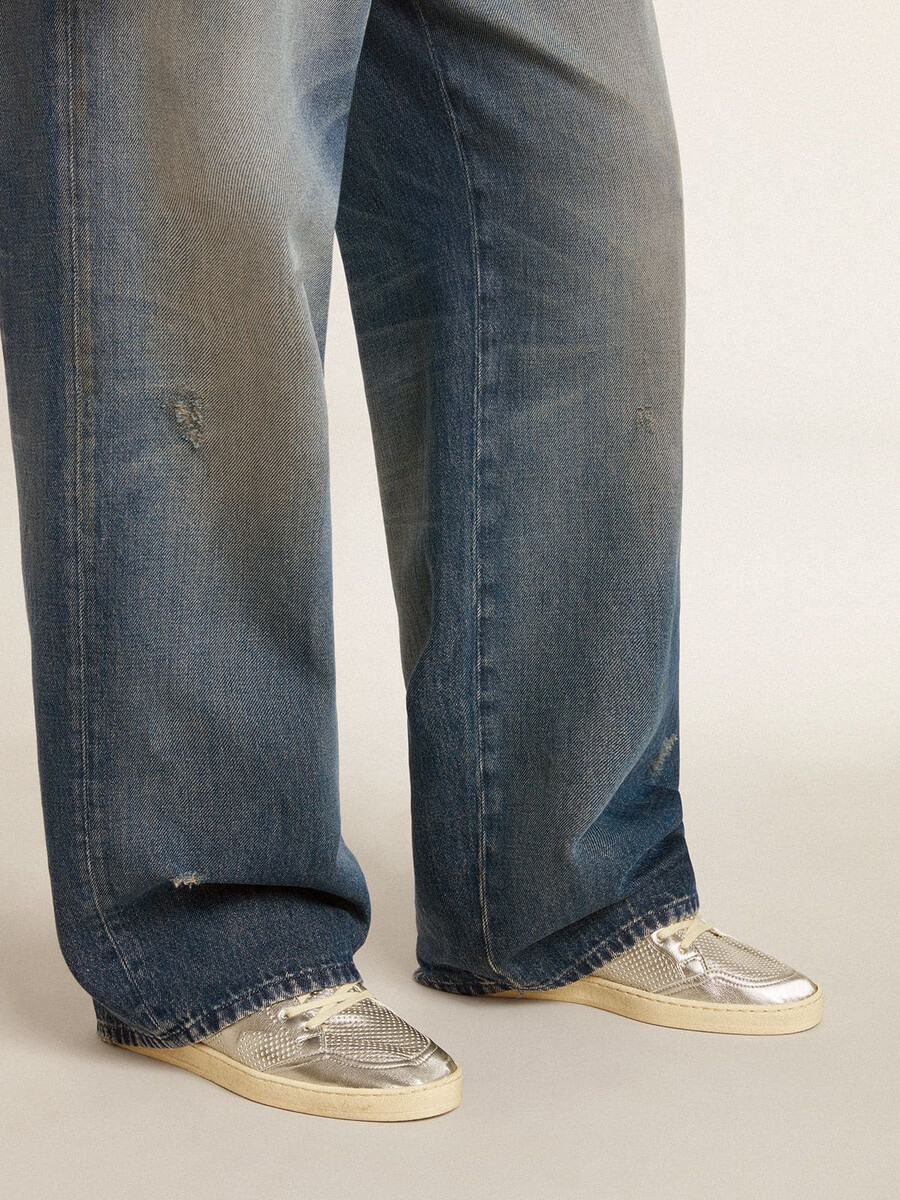 ball star van biobased materiaal in metallic zilver met zilveren ster en rode hiel.