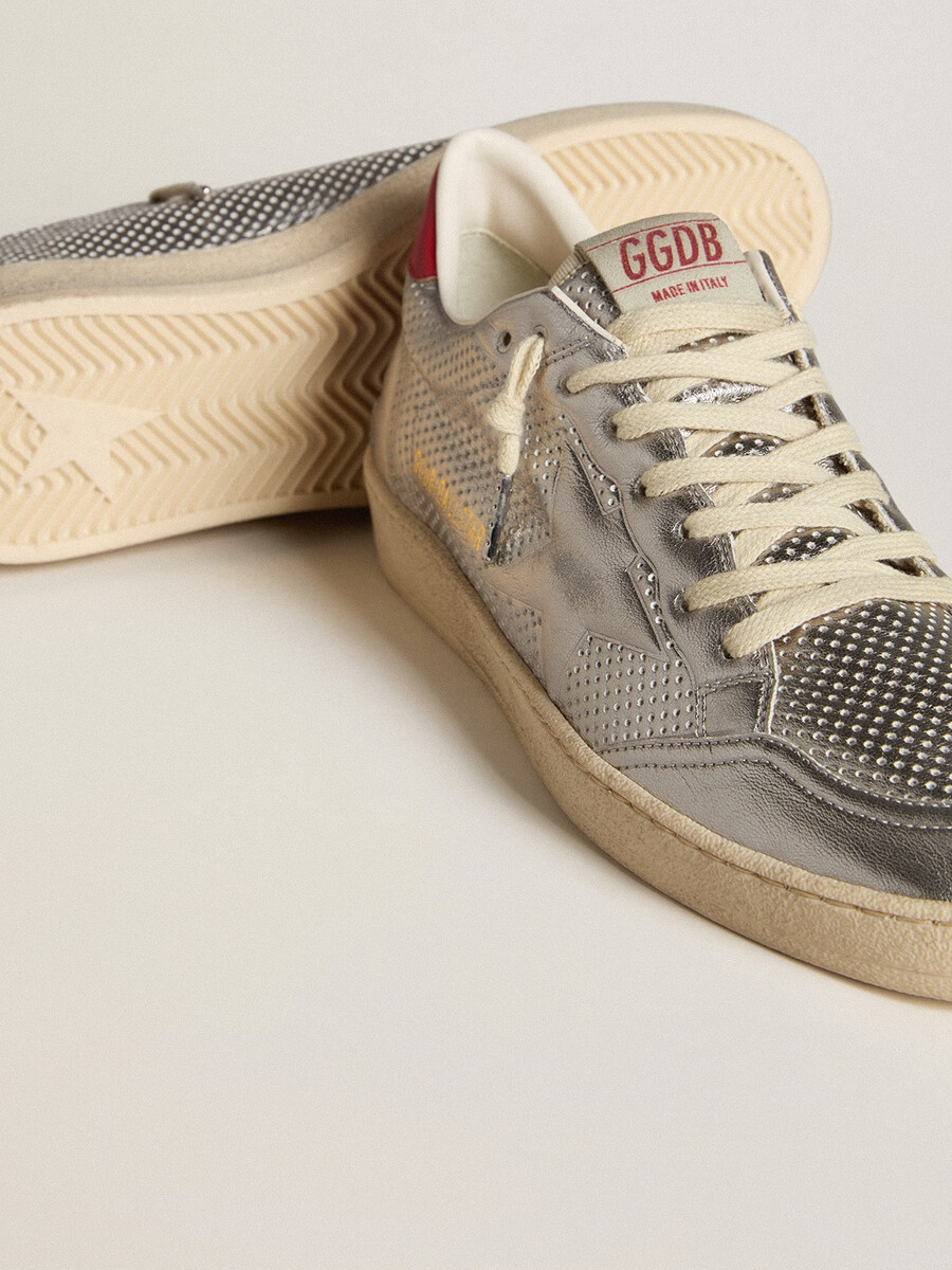 ball star van biobased materiaal in metallic zilver met zilveren ster en rode hiel.