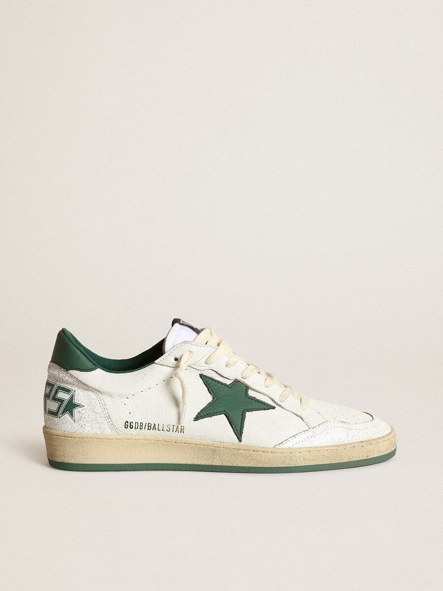 dames ball star in wit nappaleer met groene leren ster en hielstuk.
