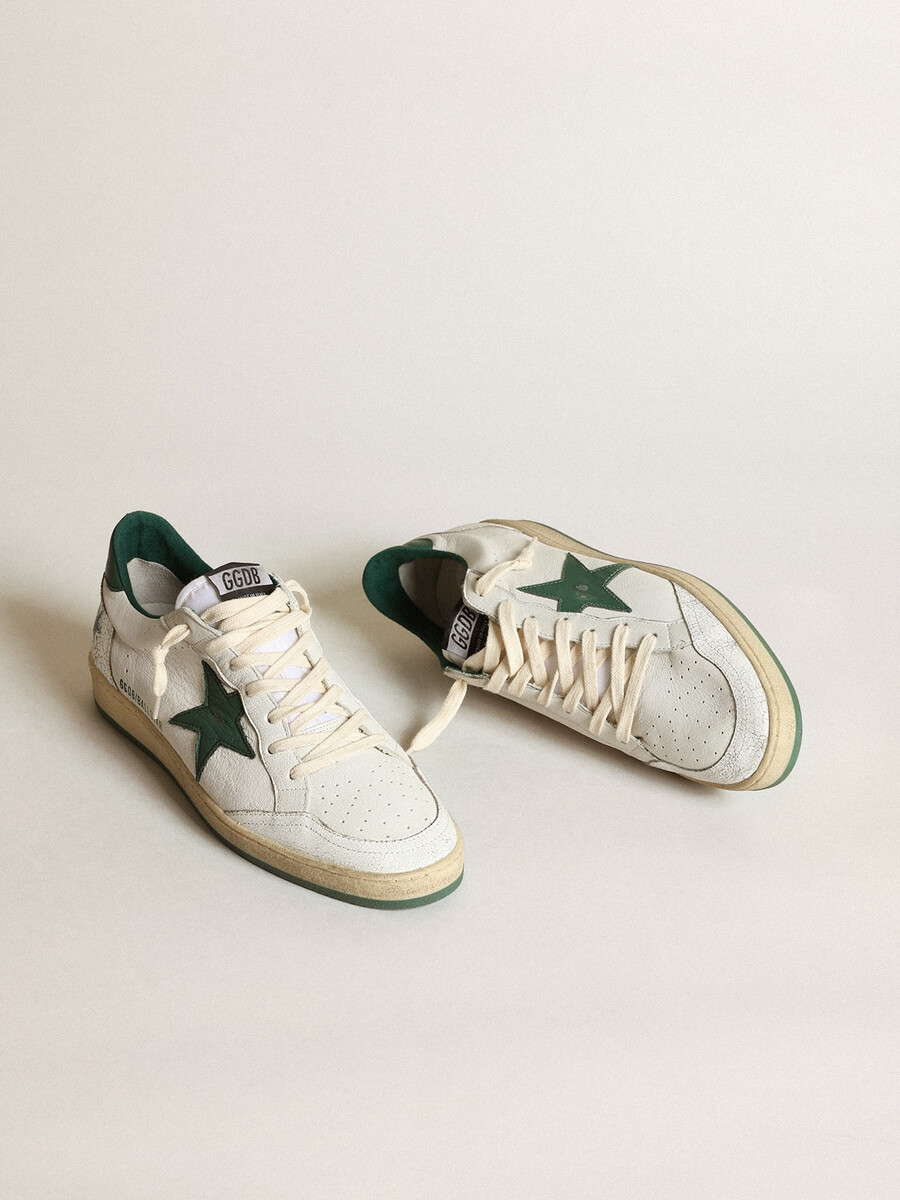 dames ball star in wit nappaleer met groene leren ster en hielstuk.
