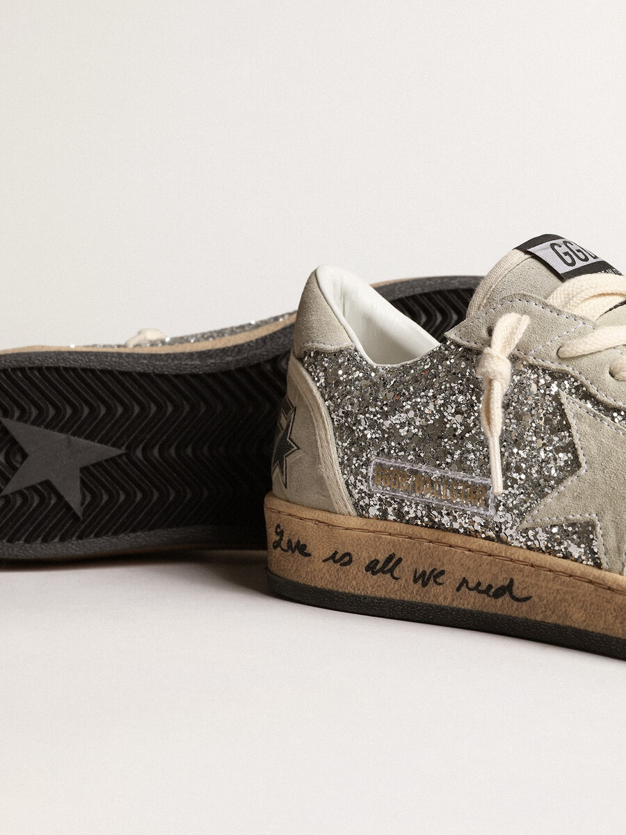 damesballerina in zilverkleurige glitter met inzetstukken van ijsgrijs suède.
